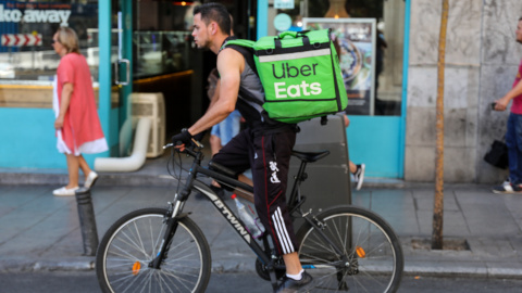 (Foto de ARCHIVO)Fotografía de un repartidor de la empresa de reparto Uber Eats transitando en bicicleta por una calle del centro de Madrid.Jesús Hellín / Europa Press01 agosto 2019, bicicleta, Madrid, Glovo, repartidor, centro de Madrid, cómida rápida31/7/2019