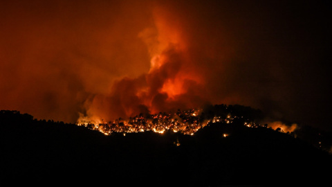 El foc de Paüls cremant a la zona del Parc Natural dels Ports, vist des de Roquetes. 08/07/2025 El foc de Paüls cremant a la zona del Parc Natural dels Ports, vist des de Roquetes.