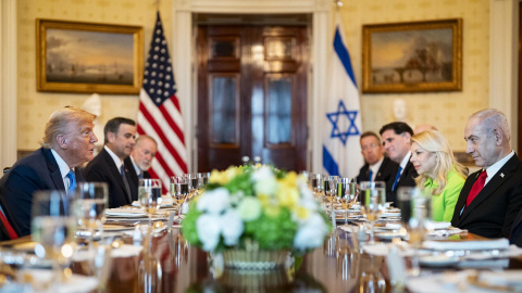 El presidente de Estados Unidos, Donald Trump (i), frente al primer ministro israelí, Benjamin Netanyahu, el pasado lunes en una cena en la Casa Blanca. El presidente de Estados Unidos, Donald Trump (i), frente al primer ministro israelí, Benjamin Netanyahu, el pasado lunes en una cena en la Casa Blanca.