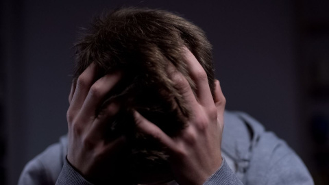 Imagen de stock de un hombre con las manos sobre la cabeza Imagen de stock de un hombre con las manos sobre la cabeza