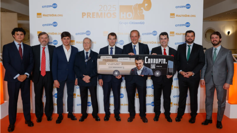 Los premiados en la última edición de los Premios HO, entre ellos Miguel Bernad (Manos Limpias), Aitor Guisasola (Movimiento de Regeneración Democrática) y Luis María Pardo (Iustitia Europa), que posan con Luis Losada e Ignacio Arsuaga (Hazte Oír).