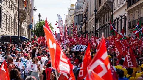 Decenas de personas durante una concentración de CCOO y UGT por los incumplimientos del gobierno con los funcionarios, frente al Ministerio de Hacienda, a 8 de julio de 2025, en Madrid (España). Decenas de personas asistieron este martes a la concentración de CCOO y UGT frente al Ministerio de Hacienda para denunciar los incumplimientos del Gobierno con los funcionarios.
