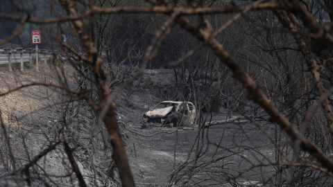Un vehículo calcinado por el incendio de Paüls.