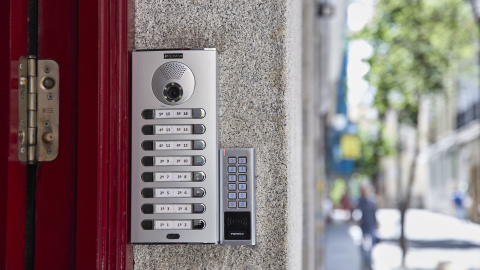 (Foto de ARCHIVO)Exterior de un piso turístico en el centro de Madrid tras el anuncio del ministerio de Consumo de bloquear casi 66.000 anuncios ilegales, a 19 de mayo de 2025, en Madrid (España). El Ministerio de Derechos Sociales, Consumo y Agenda 2030 ha impuesto a la compañía Airbnb el bloqueo de casi 66.000 anuncios ilegales de viviendas turísticas alojados en su plataforma, según ha informado este lunes el Departamento que dirige Pablo Bustinduy en un comunicado.Jesús Hellín / Europa Press19/5/2025