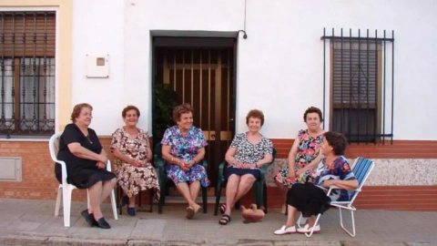 Salir al fresco con las amigas puede ser algo ilegal.