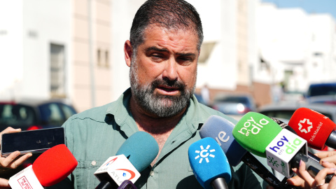 (Foto de ARCHIVO)El alcalde de Cartaya, Manuel Barroso Valdés atiende a los medios en el lugar donde se ha producido el suceso. A 24 de abril de 2025 en Cartaya, Andalucía (Andalucía, España). La Guardia Civil investiga la muerte "violenta" de una mujer de 54 años en Cartaya (Huelva) tras el hallazgo del cadáver en su vivienda de la localidad, aunque por el momento no se ha producido detenciones por este hecho.Francisco J. Olmo / Europa Press24/4/2025