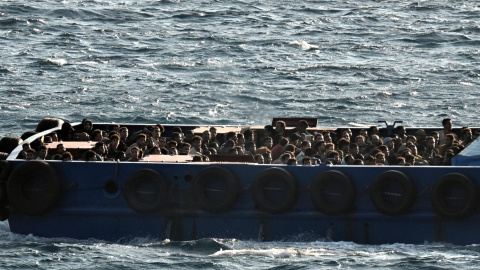 e751937de6327defddd22004f6a8ff9cdc0bfcb7w Una pequeña lancha transporta refugiados y migrantes en el puerto de Lavrio, Grecia, a 10 de julio de 2025.
