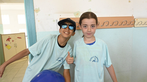 Un niño y una niña beneficiarias del programa CaixaProinfancia de la Fundación ”la Caixa” sonríen a cámara. © Fundación "la Caixa"