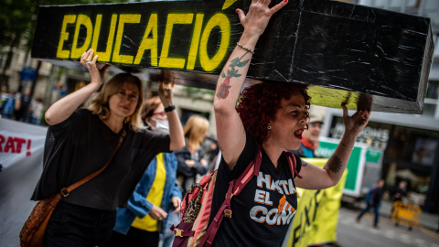 (Foto de ARCHIVO)Dos mujeres sostienen un "ataúd" con las letras "Educació" en una protesta en Barcelona. (Archivo).Kike Rincón / Europa Press25 MAYO 2022;HUELGA;EDUCACIÓN PÚBLICA;MANIFESTACIÓN;PROFESORES25/5/2022