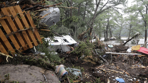 EuropaPress_6842293_04_july_2025_us_kerrville_recreational_vehicles_and_car_are_roped_off_near Kerrville: vehículos en el río de Guadalupe.