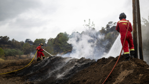 Efectivos de la UME trabajan en una zona afectada por el incendio, a 9 de julio de 2025, en Xerta, Tarragona, Catalunya (España).