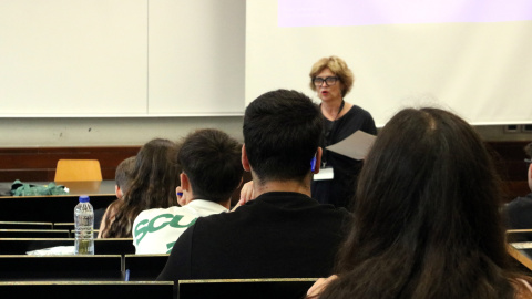 Estudiants escoltant les explicacions abans de les PAU Estudiants escoltant les explicacions abans de les PAU