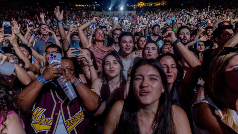 EuropaPress_6811682_cientos_personas_concierto_rapero_residente_alma_festival_parque_enrique Cientos de personas durante un concierto de Residente.