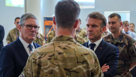 d505406139ddb30456424530e323302095ff02b3w Emmanuel Macron y Keir Starmer hablan con personal militar durante una visita militar conjunta en Northwood, un suburbio de Londres, Gran Bretaña, el 10 de julio de 2025.