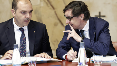 GRAFCAT206. BARCELONA (ESPAÑA), 08/07/2025.- El presidente de la Generalitat, Salvador Illa (d) y el conseller de la Presidencia, Albert Dalmau , durante la reunión semanal del Govern, celebrada este martes a seis días para la Comisión Bilateral sobre financiación singular y tras un fin de semana marcado por el comité federal del PSOE y el congreso del PP.EFE/ Andreu Dalmau