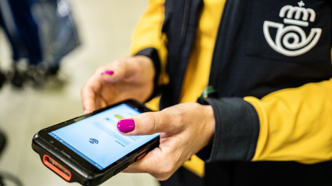 EuropaPress_5525919_trabajadora_correos_movil_23_octubre_2023_madrid_espana_hoy_comienza (Foto de ARCHIVO)Una trabajadora de Correos con un móvil, a 23 de octubre de 2023, en Madrid (España). Hoy comienza la incorporación a Correos de las 7.757 personas que han obtenido puestos fijos operativos en todas las provincias de España para realizar funciones de reparto en el ámbito urbano y rural, tareas logísticas y de atención al cliente en oficinas. En la Comunidad de Madrid se incorporan 784 personas.Diego Radamés / Europa Press23 OCTUBRE 2023;CORREOS;23/10/2023