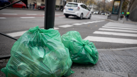 Varias bolsas de basura, a 29 de diciembre de 2023, en Madrid.