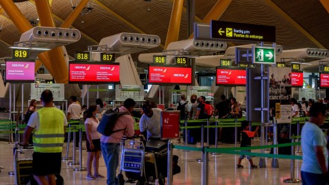 EuropaPress_4647763_varios_pasajeros_esperan_obtener_tarjetas_embarque_facturar_equipaje_dia Varios pasajeros esperan para obtener sus tarjetas de embarque y facturar su equipaje.