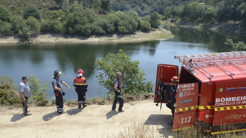 EuropaPress_4570421_efectivos_bomberos_lugar_donde_caido_camion_agua_realizar_tareas_desbroce (1) (Foto de ARCHIVO)Efectivos de bomberos en el lugar donde ha caído un camión al agua tras realizar tareas de desbroce, en el embalse de As Conchas, en Muíños, Ourense, Galicia (España). El hecho se produjo cuando el camión cayó al río Limia cuando circulaba por una pista forestal. El conductor del vehículo ha podido salir por sus propios medios y ha sido atendido por el personal de Emergencias Sanitarias 061 tras sufrir un golpe en la cabeza.Rosa Veiga / Europa Press11 JULIO 2022;GALICIA;MUIÑOS;EMBALSE;OURENSE;AS CONCHAS;ACCIDENTE;SUCESO;VEHICULO;CAMION;EMBALSE11/7/2022