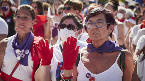Asistentes a una concentración contra una presunta agresión sexual en San Fermín, a 12 de julio de 2022, en Pamplona, Navarra (España).