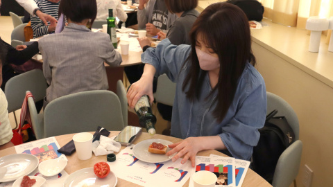 Una visitant a l'Expo d'Osaka fent el taller de pa amb tomàquet