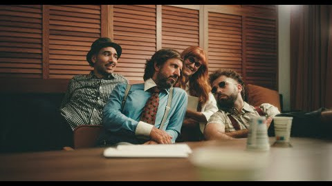 Figa Flawas - Tot Aquest Espectacle (Documental 'a la freSka') Documental sobre el procés de creació del senzill 'a la freSka'.
Direcció: Júlia Coldwell Serra @julia_coldwell
Guió: Marc Sarrats @marcsarrats
Idea original: Pep Velasco Santos @damesuerto @figaflawas
Producció: Gerard Guilló i Bort @gerardguilleau
Càsting: Adriana Garcia i Quintana @adriana_gq
Direcció de fotografia: Oriol Pons Pons @_ponss
So directe: Martina Vilella Cuadrado @martini_uwu
Disseny de so: Artur Amigó Morón @arturprodmusic
Disseny de so addicional: Guillem Giró @guillemgiro
Muntatge: Júlia Coldwell Serra @julia_coldwell
Vestuari: Angela Ibáñez @angela_ibanez
Maquillatge i perruqueria: Olaia Limeres @olaialimeres
Correcció de color: Oriol Pons Pons @_ponss
Ajudant de direcció: Joel Adan @_joeladan
Ajudant de càmera: Alex Vila @aalexvila
Auxiliar de producció: Guillermo Ortuño @g_ortuno
Ajudant de vestuari: Claudia Roca @claudiaroca__
—