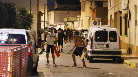 Varias personas durante los altercados en Torre Pacheco, este sábado.