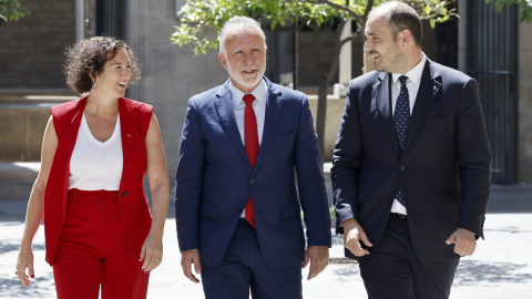 Els consellers de Presidència, Albert Dalmau, i d'Economia, Alicia Romero, juntament amb el ministre de Política Territorial i Memòria Democràtica, Ángel Víctor Torres