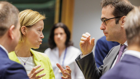 La ministra de Comercio Exterior de Países Bajos, Hanneke Boerma, y el ministro español de Economía, Carlos Cuerpo, este lunes en Bruselas. La ministra de Comercio Exterior de Países Bajos, Hanneke Boerma, y el ministro español de Economía, Carlos Cuerpo, este lunes en Bruselas.