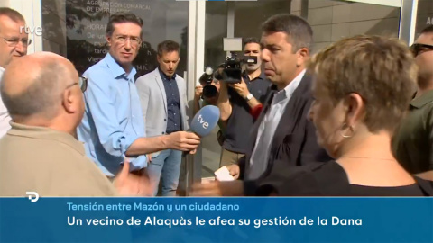 mazoncarcellermas Carlos Mazón durante su conversación con el ciudadano Rafa Carceller, de espaldas.