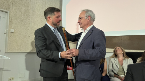 El republicà Joan Manel Serra, rebent la vara d'alcalde de Puigcerdà de la mà de l'alcalde sortint, Jordi Gassió, en un ple extraordinari celebrat al Museu Cerdà El republicà Joan Manel Serra, rebent la vara d'alcalde de Puigcerdà de la mà de l'alcalde sortint, Jordi Gassió, en un ple extraordinari celebrat al Museu Cerdà