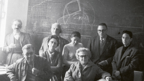 Luís Seoane e Isaac Díaz Pardo, a lana derecha, con Xosé Núñez Búa y esposa, Bernardo Sofovich y esposa y Simón y Aida Scheimberg, en Magdalena (Argentina), en 1962 en el centro cerámico donde ambos idearon el Laboratorio de Formas, 1962.