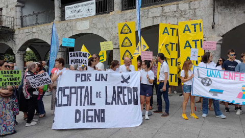 Más de 300 personas se concentran contra la “mala gestión” de Pascual y Buruaga en el Hospital de Laredo, “a base de recortes y más recortes” Más de 300 personas se concentran contra la “mala gestión” de Pascual y Buruaga en el Hospital de Laredo, “a base de recortes y más recortes”