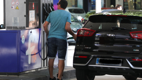 Foto de ARCHIVO de una persona ponen gasolina en Madrid.