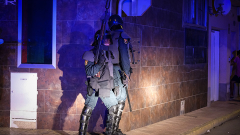 Miembros de la Guardia Civil desplegados este lunes en el barrio de San Antonio de Torre Pacheco (Murcia).