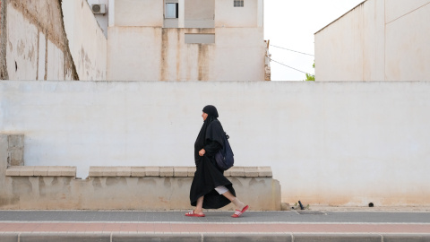 mujer_torrepacheco TORRE PACHECO (MURCIA), 14/07/2025.- Una mujer camina este lunes por el centro de Torre Pacheco (Murcia).
