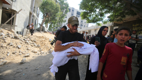 15 July 2025, Palestinian Territories, Gaza: Bodies of Palestinians are brought to al-Shifa Hospital after an Israeli airstrike targeted a group of tents belonging to the 'Abu Jered' family in Gaza Strip on July 15, 2025. The attack killed 7 people and injured around 30 others. Photo: Omar Ashtawy/APA Images via ZUMA Press Wire/dpaOmar Ashtawy/APA Images via ZUMA / DPA15/7/2025 ONLY FOR USE IN SPAIN
