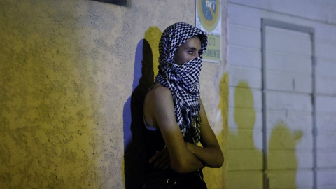 Un joven, en la madrugada de este martes en una calle de Torre Pacheco. Un joven, en la madrugada de este martes en una calle de Torre Pacheco.