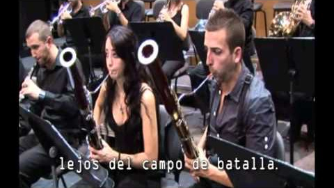 «Fosas del silencio» 
-Fosses del silenci-

Música y letra: Pau Alabajos
Arreglos para orquesta sinfónica: Laura Navarro

Una amable, una trista, una petita pàtria
(Bureo Músiques, 2011)


Pasan por encima, 
sin ninguna contemplación, 
profanando nuestra historia 
con absoluta impunidad, 
la justicia se tapa los ojos: 
cuatro décadas después 
los crímenes de la dictadura 
aún no han sido juzgados. 

No descansaremos, 
seguiremos recuperando 
la memoria saqueada, 
exhumaremos la verdad, 
sacaremos a la luz del día 
las heridas del pasado, 
que aún siguen abiertas 
y no dejan de sangrar. 

Perdurarán las convicciones, 
con nombres y apellidos, 
de miles de personas 
que nunca renunciaron 
a su libertad, 
que murieron silenciados 
lejos del campo de batalla. 

Todavía queda gente 
que quiere seguir investigando, 
que no se conforma con el silencio 
como única versión oficial. 
Todavía queda mucha gente 
que continúa analizando 
todos los registros del franquismo 
buscando a sus familiares. 

Inevitablemente 
llegará un día en qué los muros 
que se han alzado sobre las fosas 
empezarán a tambalearse. 
Los mausoleos de la vergüenza 
caerán por su propio peso, 
porque cuando la tierra grita
remueve los fundamentos.

Perdurarán las convicciones, 
con nombres y apellidos, 
de miles de personas 
que no pusieron precio 
a su dignidad, 
que murieron silenciados 
lejos del campo de batalla.