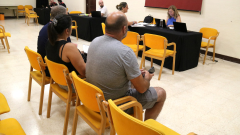 Veïns afectats pel foc esperant a ser atesos a l'ajuntament de Xerta