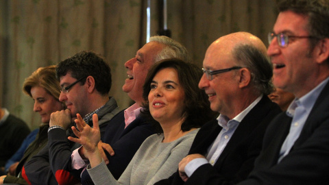 Alberto Núñez Feijóo (d), junto a Cristóbal Montoro y Soraya Sáenz de Santamaría, en una imagen de archivo. Alberto Núñez Feijóo (d), junto a Cristóbal Montoro y Soraya Sáenz de Santamaría, en una imagen de archivo.