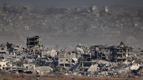 gaza Esta imagen, tomada desde la frontera entre Israel y la Franja de Gaza, muestra edificios destruidos en el territorio palestino asediado, a 17 de julio de 2025.