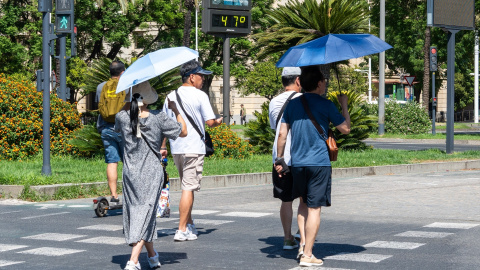 EuropaPress_6106059_imagenes_personas_lado_termometro_calles_capital_hispalense_47_grados Personas al lado de un termómetro que marca 47 grados de temperatura en Sevilla, Andalucía