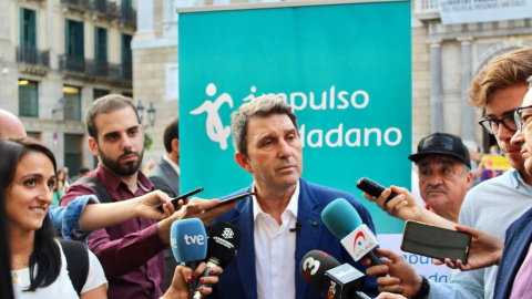 Impulso_Ciudadano_Palau_Generalitat El presidente de Impulso Ciudadano, José Domingo, en rueda de prensa ante el Palau de la Generalitat.