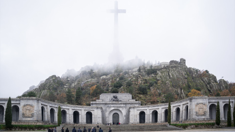 Varias personas en el complejo monumental del Valle de Cuelgamuros, en San Lorenzo de El Escorial, Madrid (España).