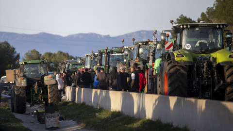 EuropaPress_5793374_agricultores_continuan_cortes_carretera_autopista_ap_7_altura_pontos_29 Imagen de archivo de una protesta de agricultores en la AP-7.