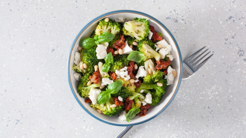 Receta de brócoli con queso feta. Receta de brócoli con queso feta.