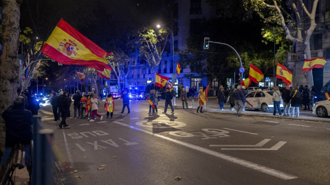 EuropaPress_6357545_varias_personas_protestan_contra_presidente_gobierno_pedro_sanchez_calle (Foto de ARCHIVO)Varias personas protestan contra el presidente del Gobierno, Pedro Sánchez, en la calle Ferraz, exhibiendo banderas españolas.