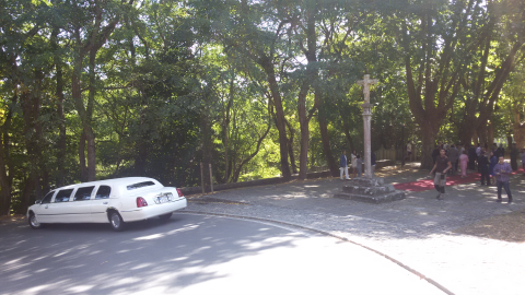 Una limusina aparcada frente a la iglesia de Santa María de Liáns, en Oleiros (A Coruña), un día de boda en una imagen de archivo. Una limusina aparcada frente a la iglesia de Santa María de Liáns, en Oleiros (A Coruña), un día de boda en una imagen de archivo.