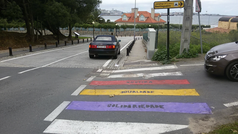 Un paso de cebra pintado con los colores de la bandera republicana en la bajada a la playa de Bastiagueiro en Oleiros (A Coruña), en una foto de archivo. Un paso de cebra pintado con los colores de la bandera republicana en la bajada a la playa de Bastiagueiro en Oleiros (A Coruña), en una foto de archivo.